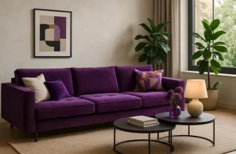 Een gedurfd interieur met paarse accenten en praktische bankoplossingen bij Hoogenboezem